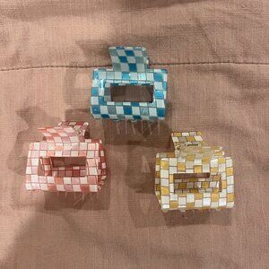 Small checkered clips